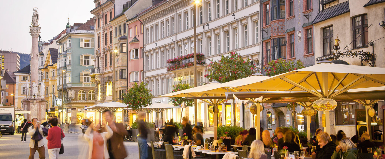 Maria-Theresien Straße | Innsbruck | © 2010 | TVB Innsbruck Maria-Theresien Straße mit Geschäften und Cafes | Innsbruck | © 2010 | TVB Innsbruck