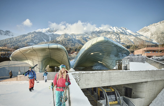 Nordkettenbahn Station Hungerburg mit Skifahrer | Innsbruck | © 2010 | TVB Innsbruck