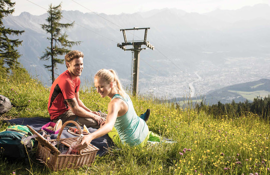 Couple having a picnic on the mountain | Innsbruck | © TVB Innsbruck | Helga Andreatta
