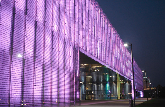 Museum Lentos violett beleuchtet bei Nacht | Linz | © Müller