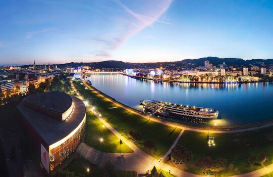 Panorama in der Nacht mit Fluss | Linz | © Linz Tourismus | J. Steininger