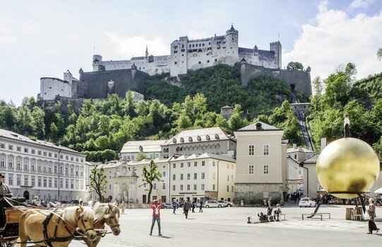 Kapitelplatz mit Blick auf die Festung Hohensalzburg | Salzburg  | © Salzburg Tourismus | Bryan Reinhart