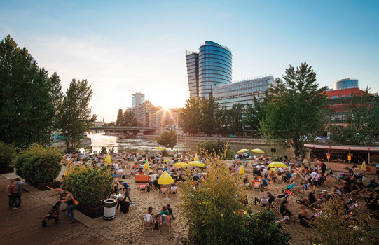 Donaukanal beach bar with sunset | Vienna | © WienTourismus | Christian Stemper