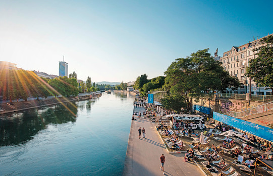 Donaukanal beach bar with sunset | Vienna | © WienTourismus | Christian Stemper