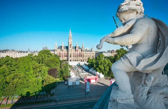 Panorama Rathaus with statue | Vienna | © Wien Tourismus | Christian Stemper