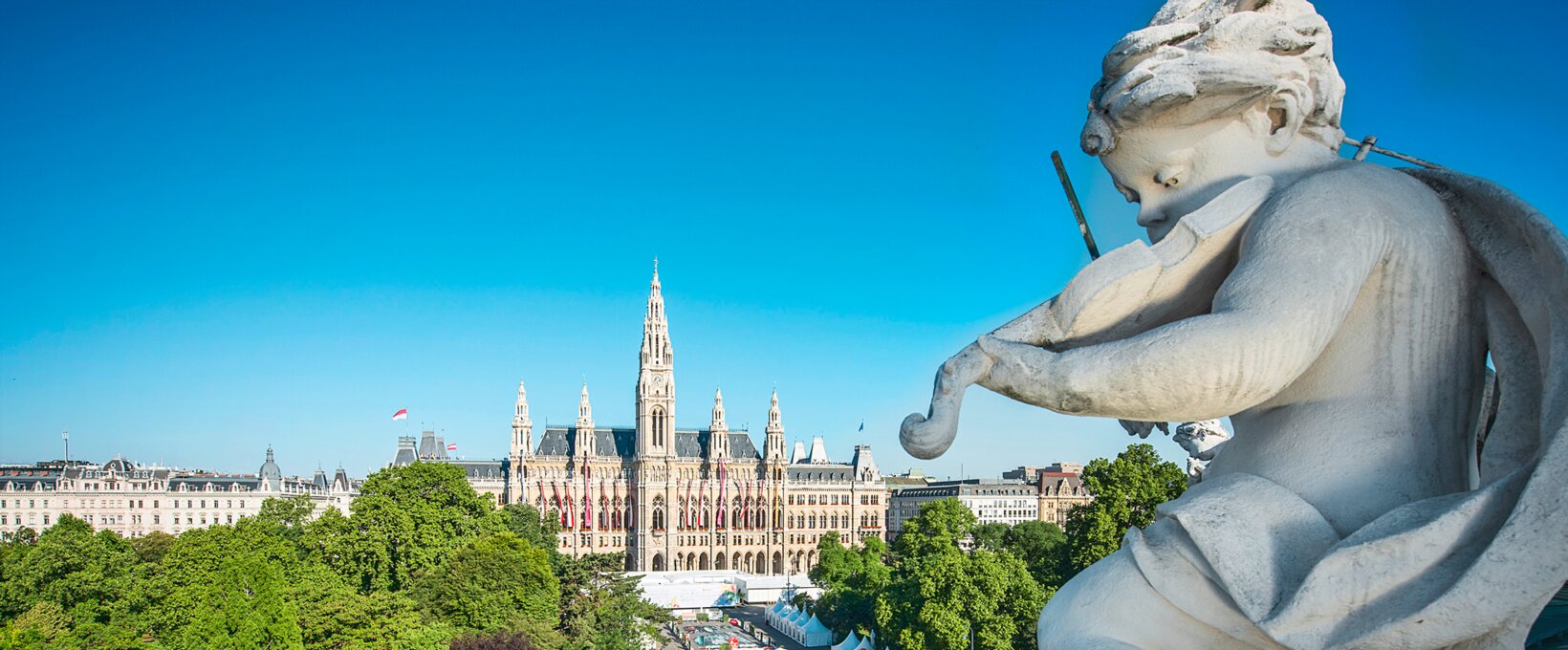 Panorama Rathaus with statue | Vienna | © Wien Tourismus | Christian Stemper