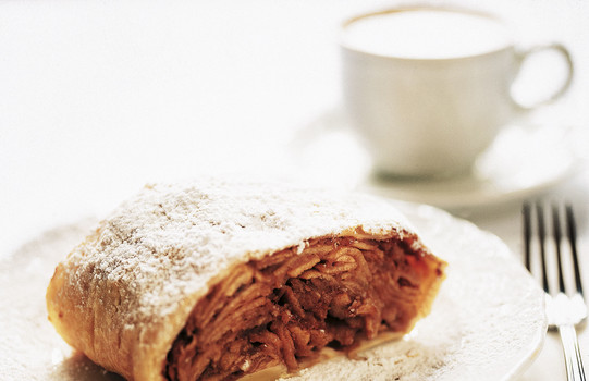 Appel strudel with icing sugar and coffee | Vienna | © WienTourismus | Robert Osmark