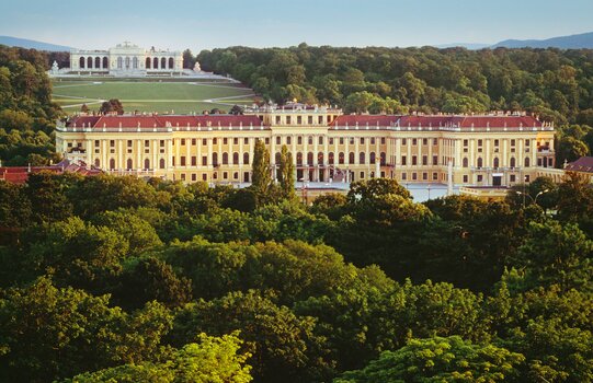 View of Schönbrunn Palace with the Gloriette in the background | Vienna | © Wien Tourismus | Manfred Horvath