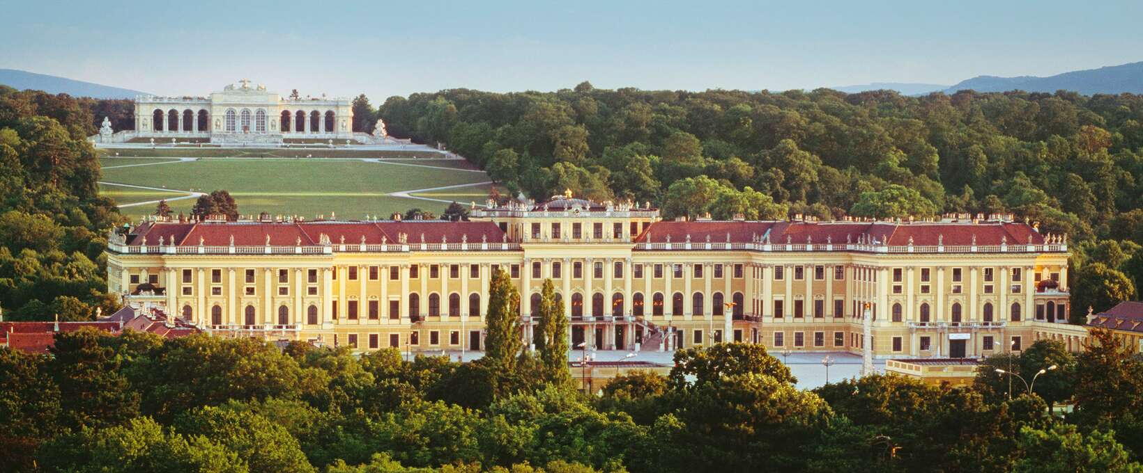View of Schönbrunn Palace with the Gloriette in the background | Vienna | © Wien Tourismus | Manfred Horvath