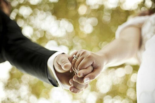 Hochzeitspaar mit Ehering  Hochzeitspaar mit Ehering