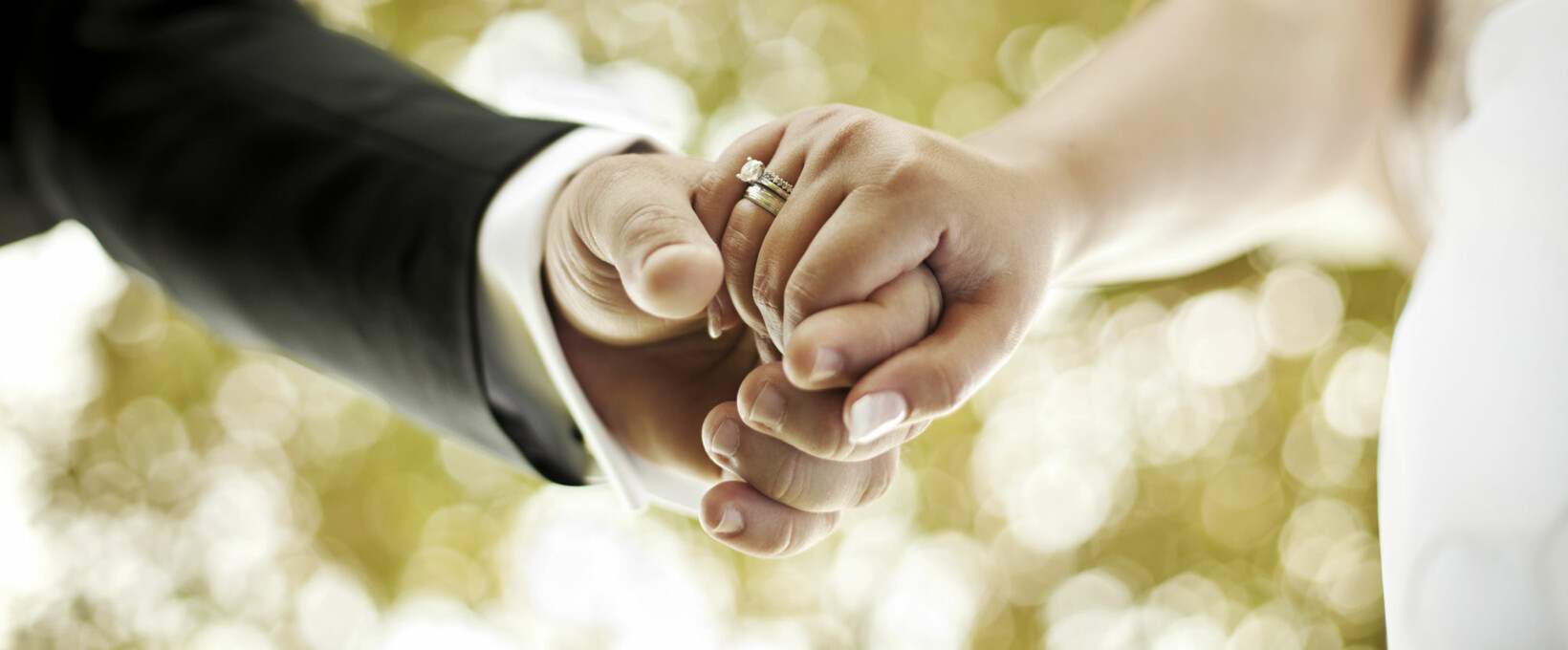  Hochzeitspaar mit Ehering